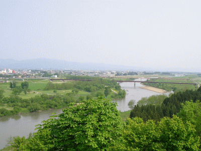 川と市街地を見下ろす景色