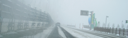 雪道と吹雪と防雪柵